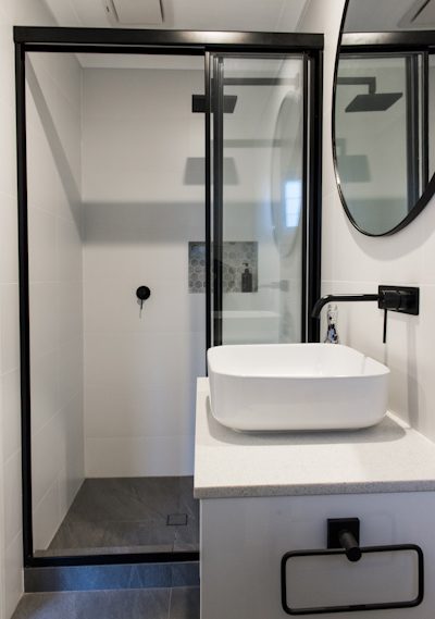 en suite black finishing