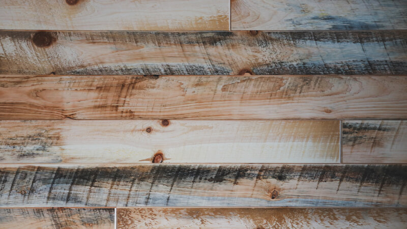 Unfinished natural accents in the kitchen